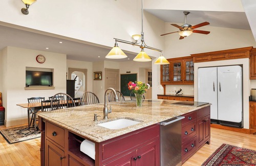 Union House | Spacious 7-bedroom house in tranquil Wolfeboro