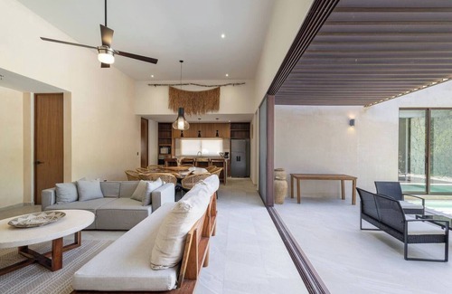 Tankah House | Spacious 7-bedroom house in cool Solidaridad with WiFi, AC, fitness room