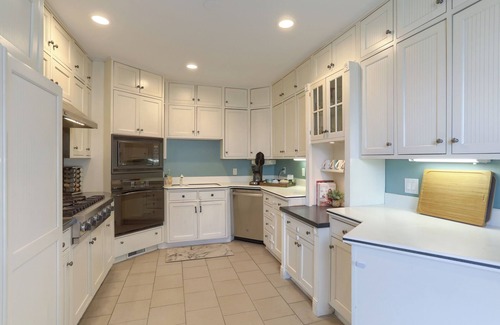 Fredericksburg House | Spacious 7BR Victorian with Hot Tub and Firepit in Fredericksburg, PA
