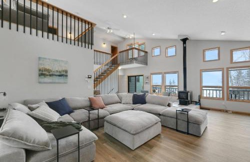 Walker House | Spacious 8-Br Leech Lake Retreat with Game Room