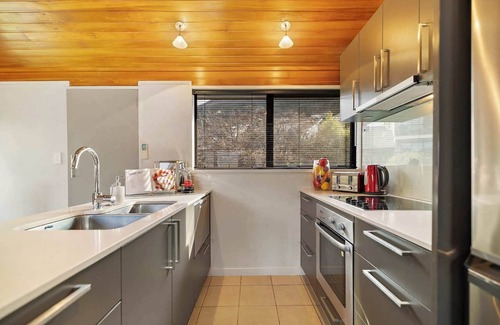 Fernhill House | SPACIOUS ALPINE LAKE VIEW SPA TOWNHOUSE WALK TO TOWN