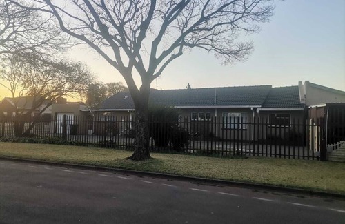 Boksburg House | Spacious and beautiful Victorian themed house located 7km from OR Tambo Airport