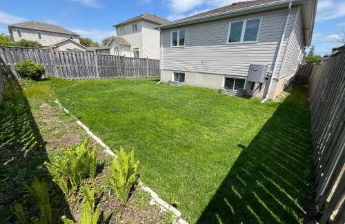 Amherstview House | Spacious and Charming Bungalow Retreat (Close to Many Amenities)