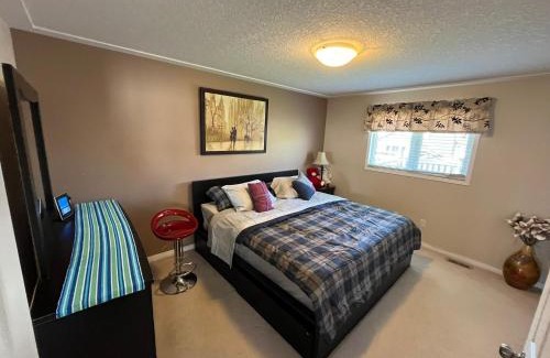 Amherstview House | Spacious and Charming Bungalow Retreat (Close to Many Amenities)