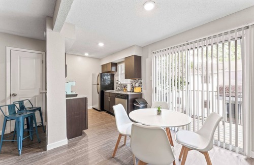 Windsor Park Apartment | Spacious and Chic King Bed 2BR Suite, 5 Min to DT