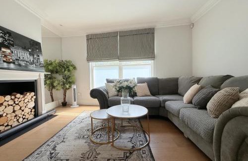 Churchill Villa | Spacious and cosy 3BRs 5F House in Heart of London