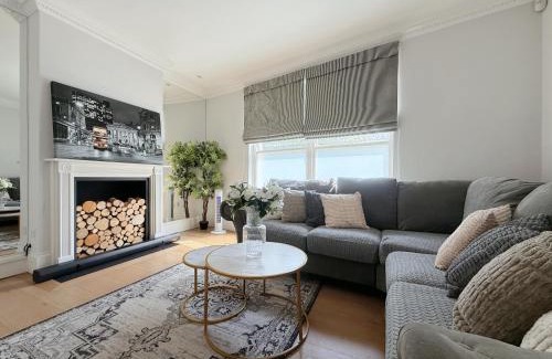 Churchill Villa | Spacious and cosy 3BRs 5F House in Heart of London