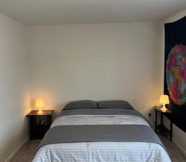 Thorold House | Spacious and Cozy Private Room in a Family Home- 2MIN to highway 15MIN to Niagara Falls& US Border
