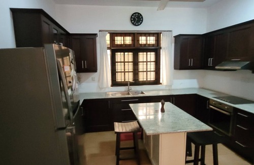 Wellawatte House | Spacious and Serene 5-bedroom Family Home with AC and WiFi in Colombo