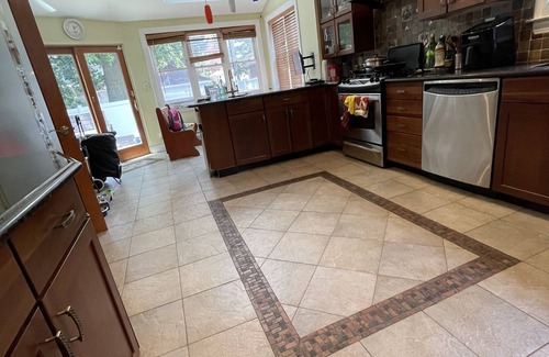 Murray Hill House | Spacious ans sunny entire basement w full bath walk to LIRR