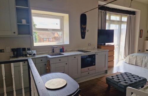 Heath and Reach Apartment | Spacious apartments, sleeps 6, 15min to Milton Keynes