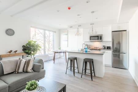 High Park-Swansea Apartment | Spacious Apartment Near High Park