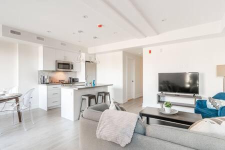 High Park-Swansea Apartment | Spacious Apartment Near High Park