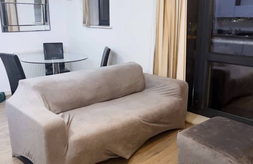 Cranbrook Apartment | Spacious apartment overlooking the city
