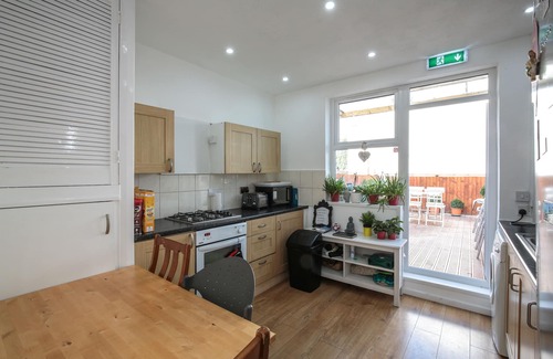 William Morris House | Spacious apartment sleeps 11 guests 15mins to central London