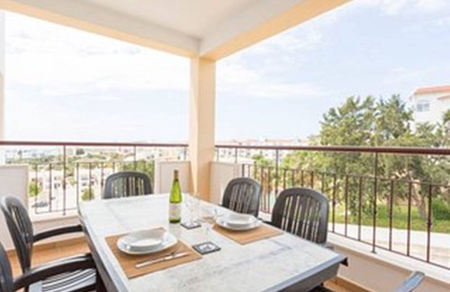 Albardeira Apartment | Spacious Apartment With Shared Pool And Sea Views