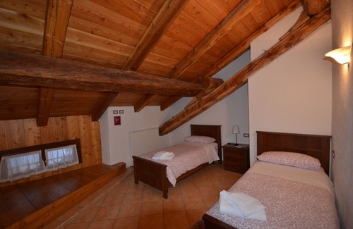 Soucheres-Basses Apartment | Spacious attic with two bathrooms