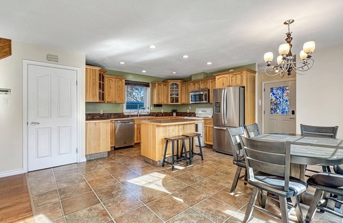 B-Say-Tah House | Spacious beach house oasis in the beautiful Qu’Appelle valley and lakes
