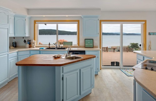 Belfair House | Spacious Beach Front Home on Hood Canal w/Kayaks!