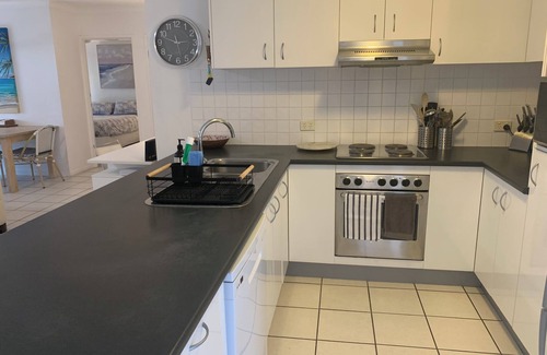 Nundah Apartment | Spacious beachy apartment with leafy outlook.Close to airport, bus, train, shops