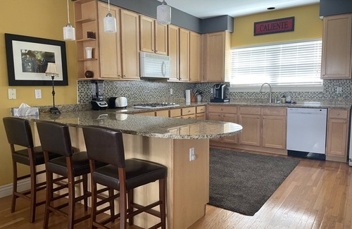 The Gate House | ☆ Spacious Beautiful 3BR ☆ Hot Tub ☆Near Downtown