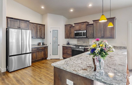 Rye House | Spacious brand new home w/mountain views, gas fireplace & firepit