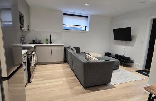 Halton Regional Municipality Apartment | Spacious Bright 9ft Ceiling with Private Entrance