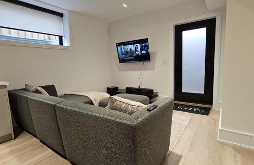 Halton Regional Municipality Apartment | Spacious Bright 9ft Ceiling with Private Entrance