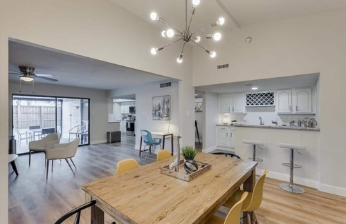 Dallas House | Spacious Bright and Modern Home with Pool