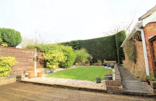 Marple House | Spacious bungalow - private secure garden - sleeps up to 6