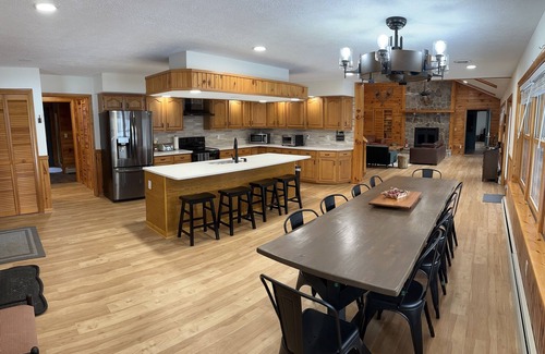 McHenry Cabin | Spacious cabin - Hot Tub - Pool Table - 5 min from Wisp