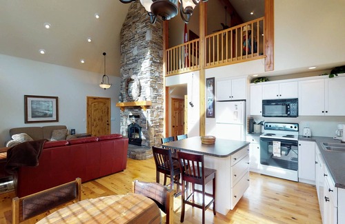 McCall Cabin | Spacious cabin with fireplace, WiFi, full kitchen, ping-pong, & firepit