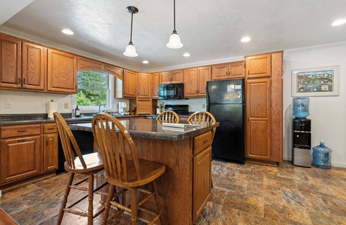 Ephraim Cabin | Spacious Captain's Quarters - Central Ephraim