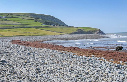 Llwyngwril House | Spacious caravan with one double and two twin.