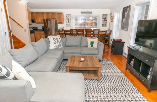 Wilmington House | Spacious Chalet - PetFriendly/HotTub/Firepit/GameRoom/AC
