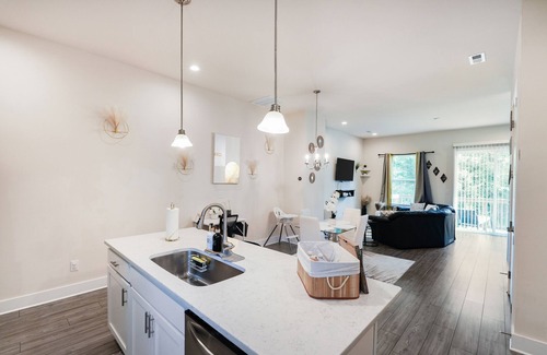 Charlotte House | Spacious & Charming Family Gem: 5mins to Uptown ~ Balconies ~ Free Parking~Wifi