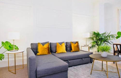 Frognal and Fitzjohns Apartment | Spacious & Charming garden flat -Zone 2- Great for Central London access