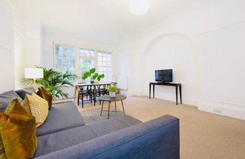 Frognal and Fitzjohns Apartment | Spacious & Charming garden flat -Zone 2- Great for Central London access