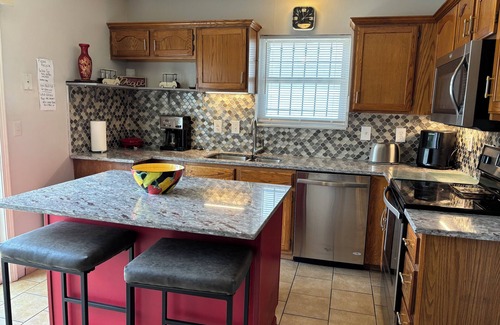 Kansas City House | Spacious Charming Md-twn, 2Sty, 8-10Bd, Deck/Patio, Wi-Fi, Laundry N Heart of KC