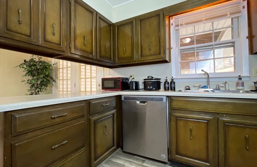 Bloomingdale House | Spacious, Charming & Serene Family Haven ~ Parking
