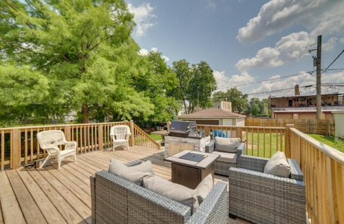 South Austin Apartment | Spacious Chicago Condo with Deck Less Than 9 Mi to Downtown!