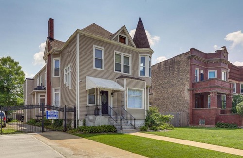 South Austin Apartment | Spacious Chicago Condo with Deck Less Than 9 Mi to Downtown!