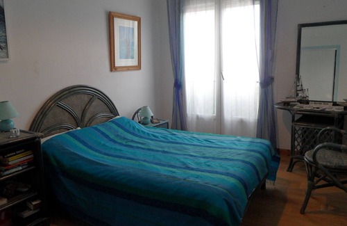 Les Platanes Apartment | Spacious City-Centre Apt. in Private Grounds by River, (Parking, Lift, 3 bedrm).