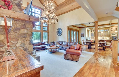 Cle Elum Cabin | Spacious Cle Elum Cabin on Golf Course w/Hot Tub!