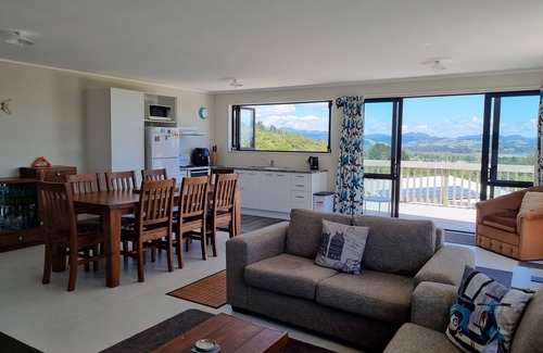 Coromandel House | Spacious clean & sunny home with fabulous views! 2.7kms to town. Unlimited Wi-Fi