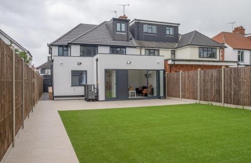 Harrow Apartment | Spacious & Comfortable Stay, 3 Min Drive from The Great Barn Harrow, Perfect for Wedding Guests with 2 Parking
