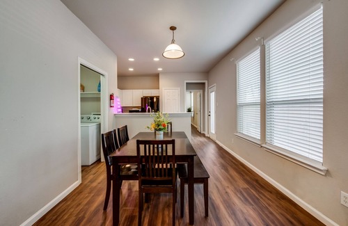 Como House | Spacious & Comfortable Home with Garage