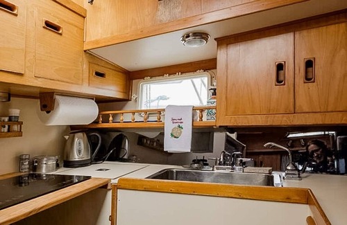 Thompson Square - Bunker Hill Boat Rental | Spacious & Comfy 2BR/2Bath Yacht - Heat & AC - On Freedom Trail-Walk to Downtown