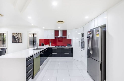 Sunnybank Hills House | Spacious Comfy 5 Bedroom Home near Sunnybank