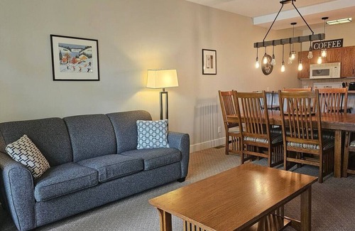 The Blue Mountains Condo | Spacious Condo next to The Blue Mountains w/Patio - Condo with Outdoor Pool & Hot Tub